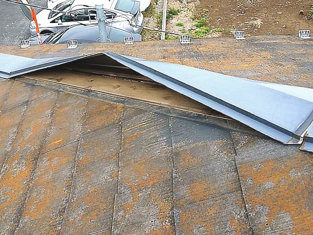 屋根の浮きと剥がれ、原因と対処方法